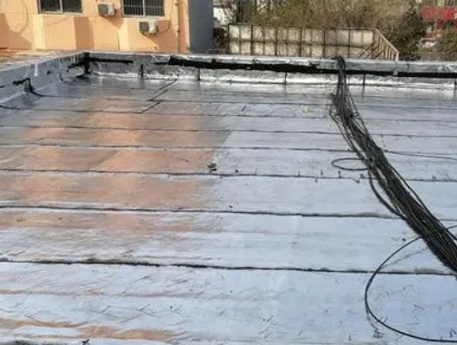 哈巴河卫生间漏水维修公司分享下哈巴河屋面楼顶防水刚性防水层施工要点。